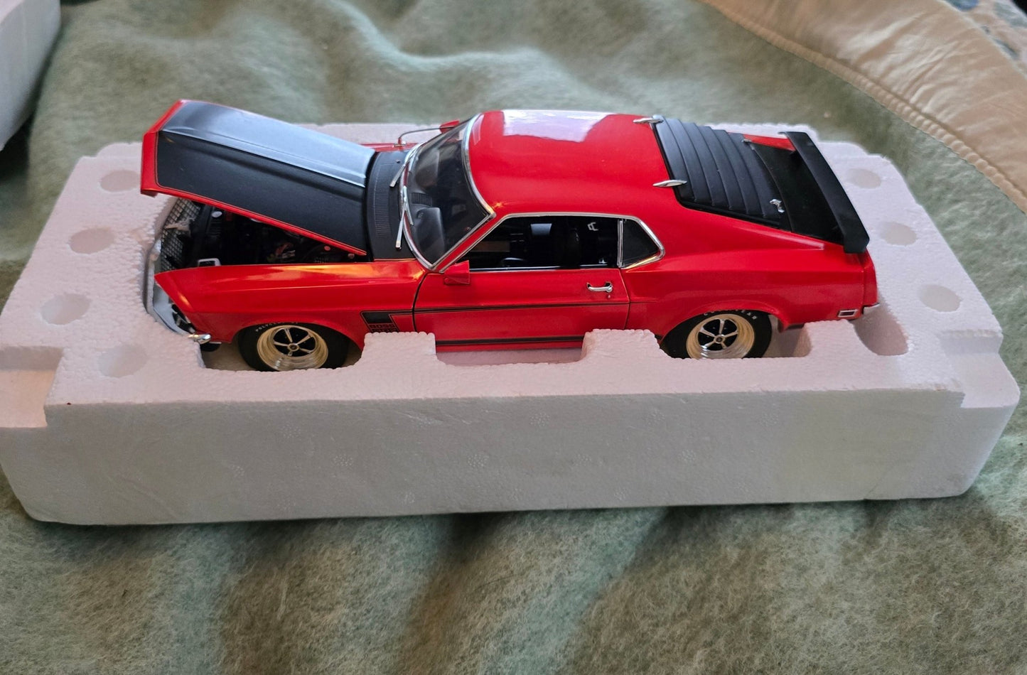 1969 Ford Mustang Boss 302 1:18 Hamilton Collection – Red model car Louvers - Bayshore Treasures