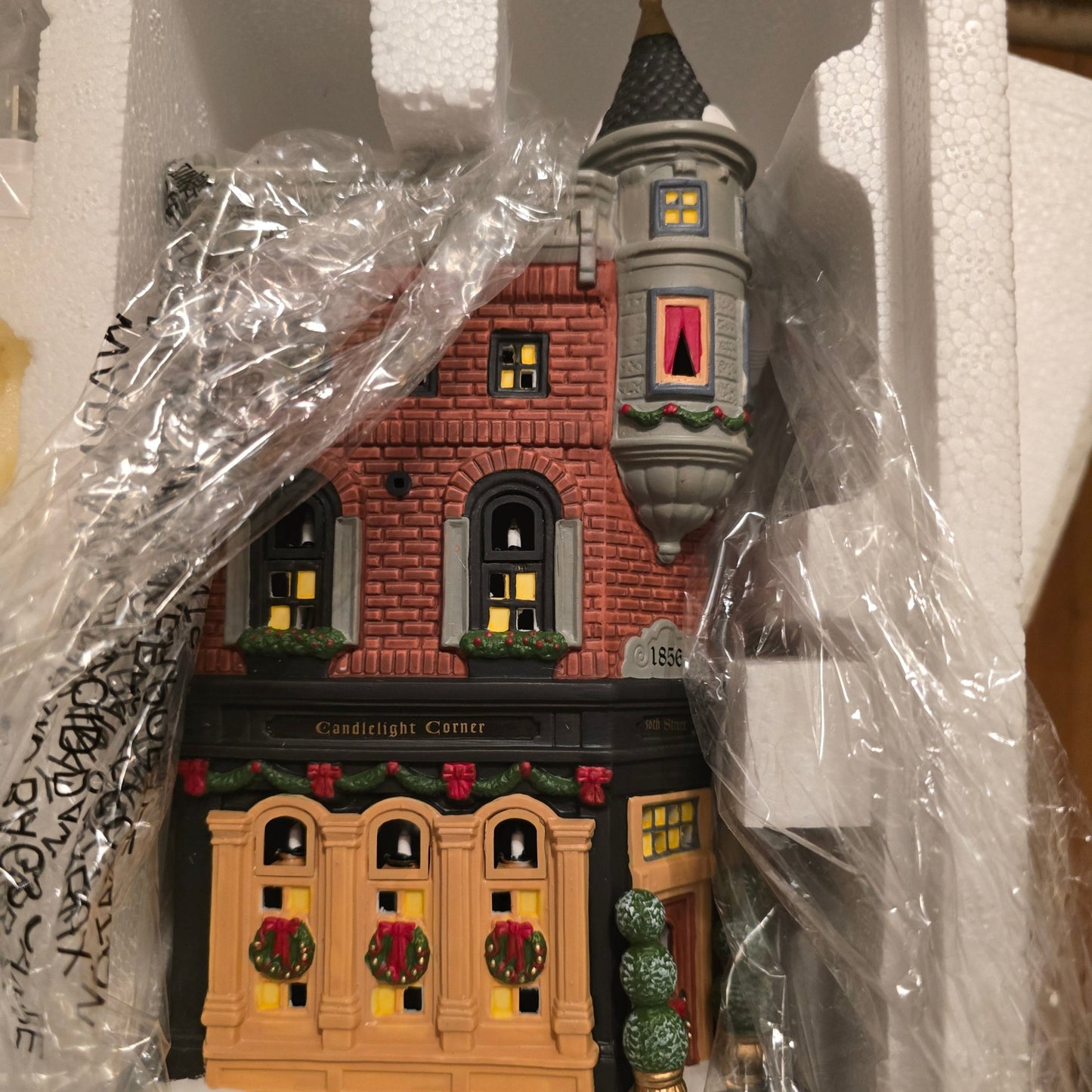 Department 56 "Christmas in the City" village house "Welcoming Christmas". - Bayshore Treasures