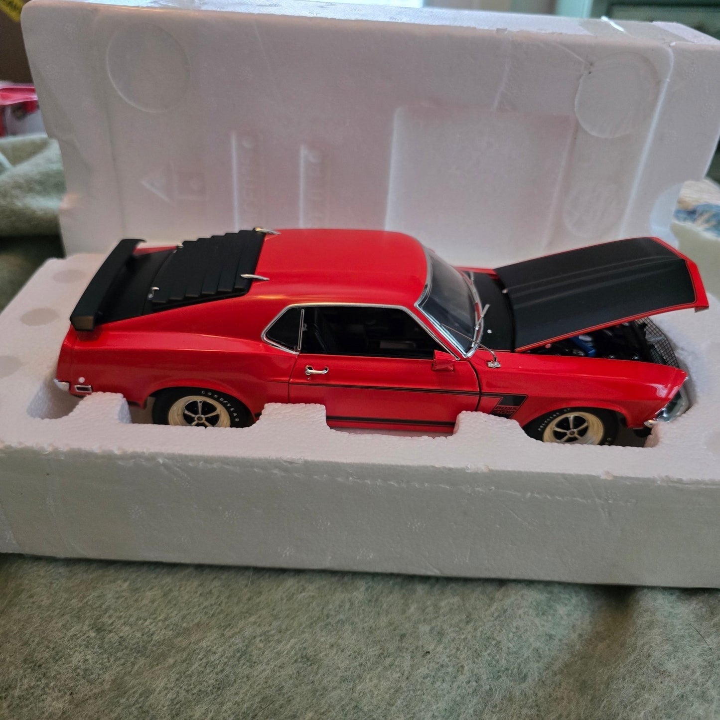 1969 Ford Mustang Boss 302 1:18 Hamilton Collection – Red model car Louvers - Bayshore Treasures