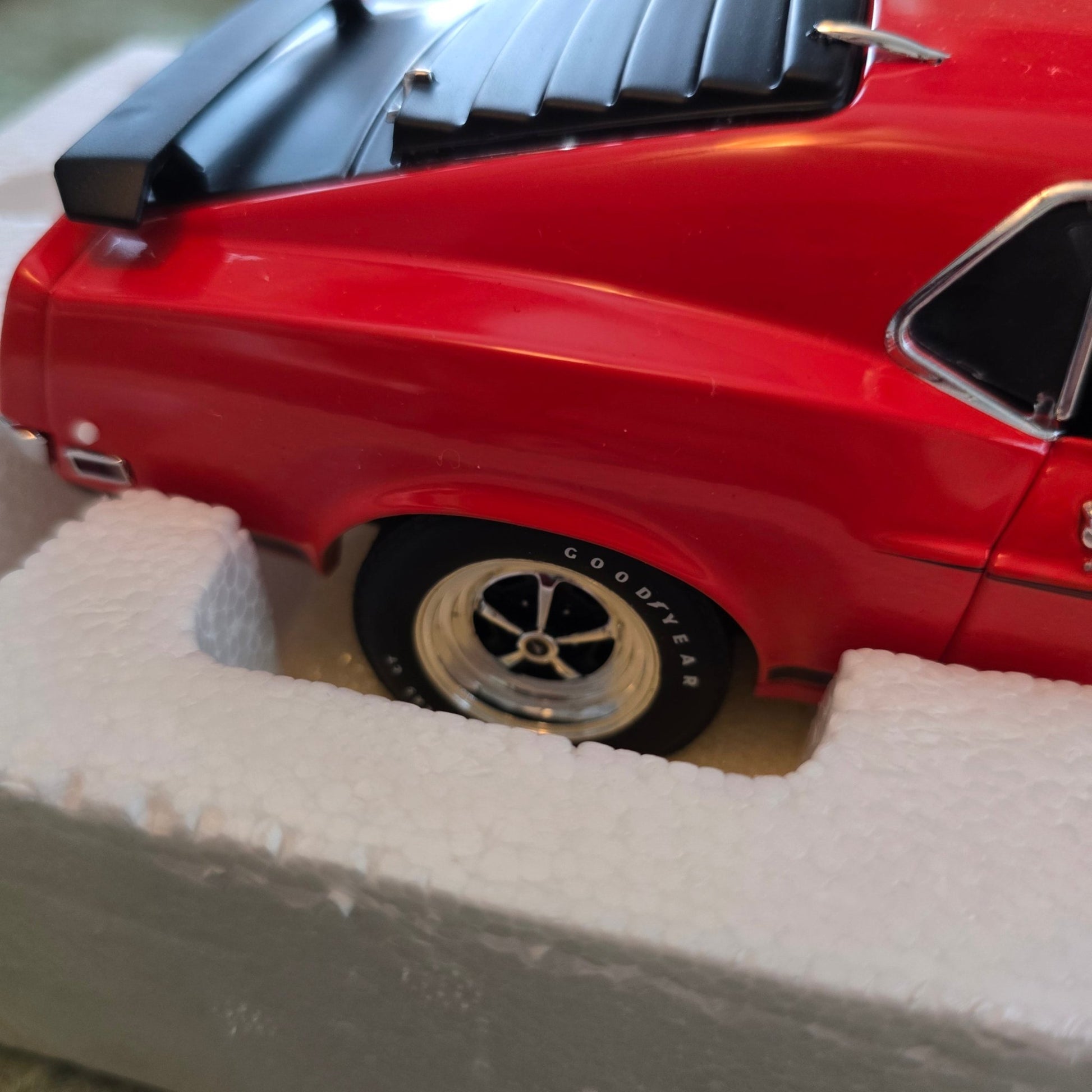 1969 Ford Mustang Boss 302 1:18 Hamilton Collection – Red model car Louvers - Bayshore Treasures