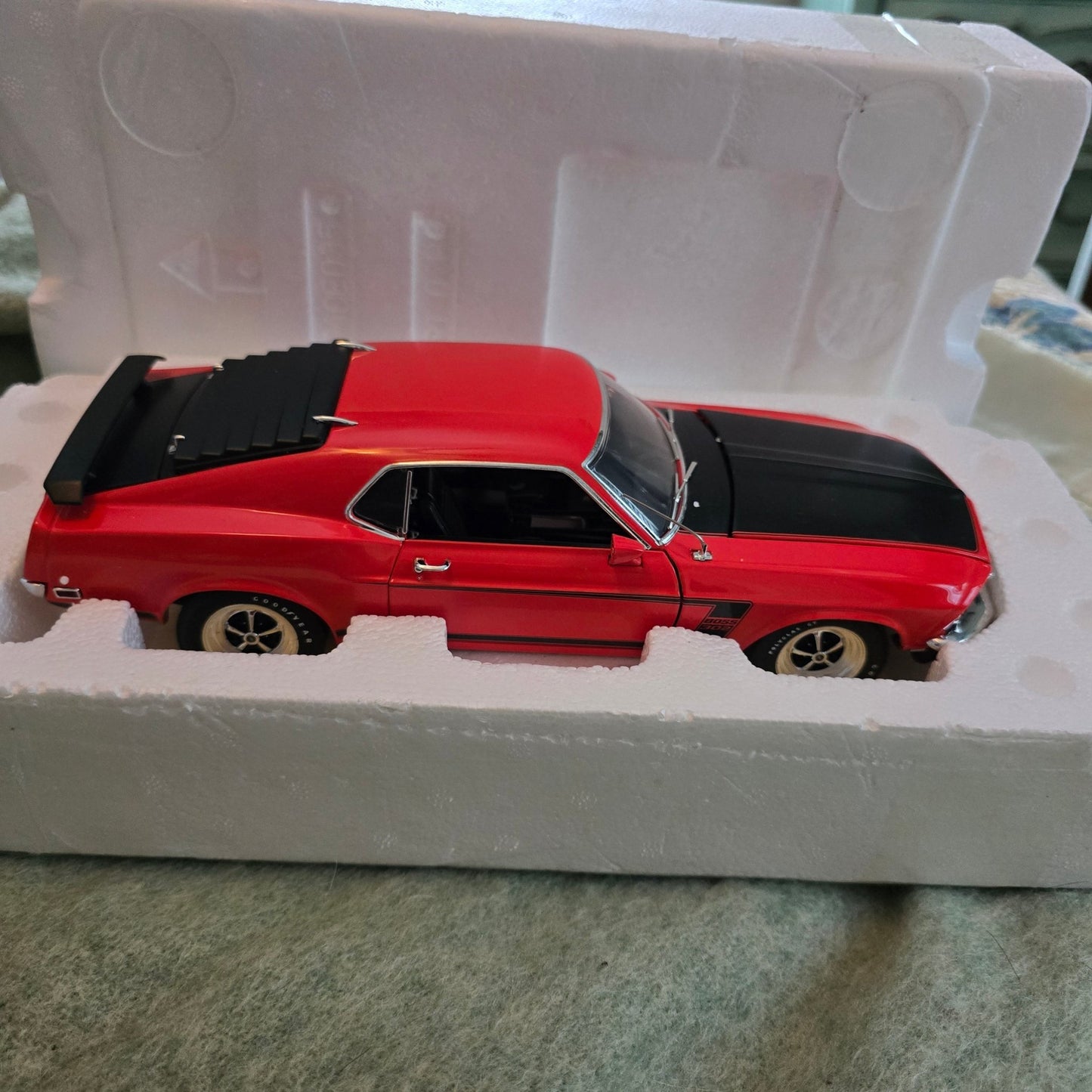 1969 Ford Mustang Boss 302 1:18 Hamilton Collection – Red model car Louvers - Bayshore Treasures